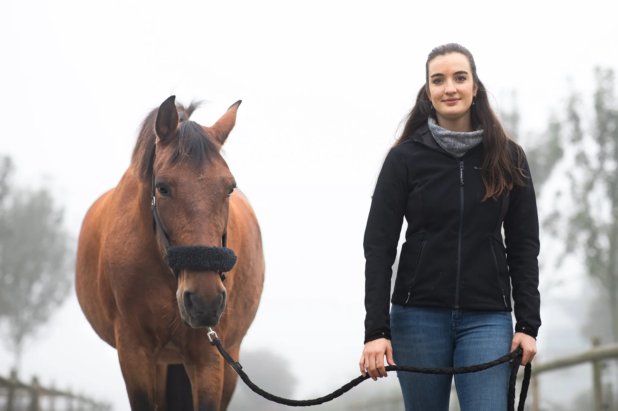 femme qui promène un cheval