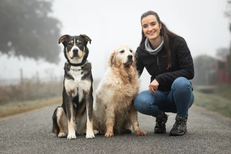 femme a cote de 2 chiens