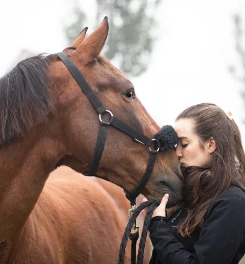 femme qui embrasse un cheval