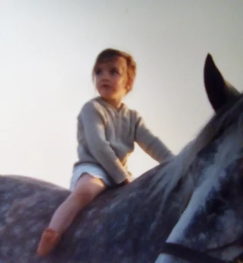 petite fille sur un cheval